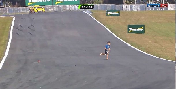 El niño cruzó la pista en plena carrera. 