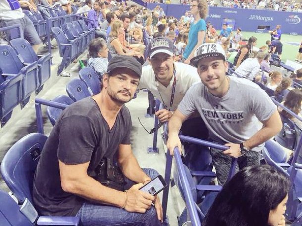 Ayer en pleno partido vieron al cantante Ricardo Arjona y no dudaron en pedirle una foto.