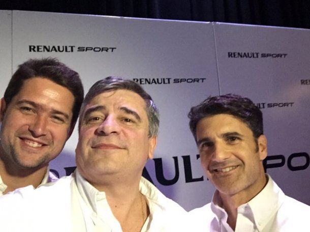 En la foto, Alejandro Reggi feliz con sus pilotos.