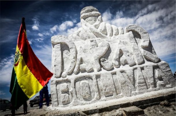 Escultura con la que el pueblo boliviano recibió el Raid. 