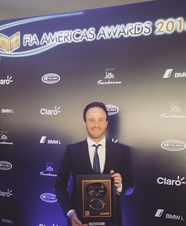 La alegria de Agustin en la alfombra roja