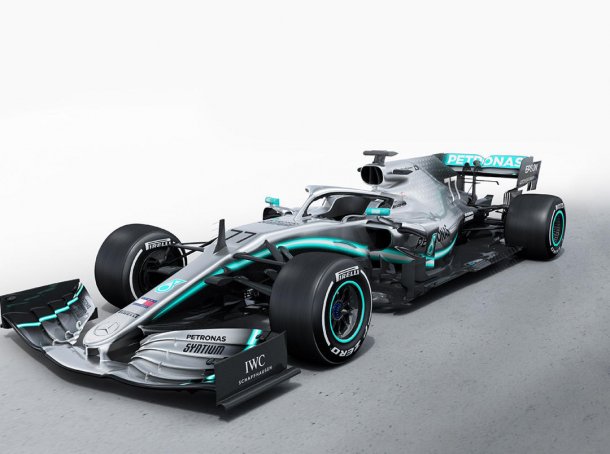 Mercedes continua con su color plata como la temporada pasada