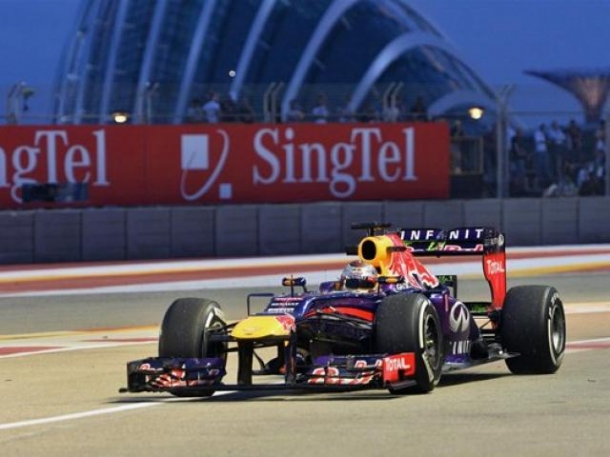 Vettel voló en la noche de Singapur (foto: www.formula1.com)