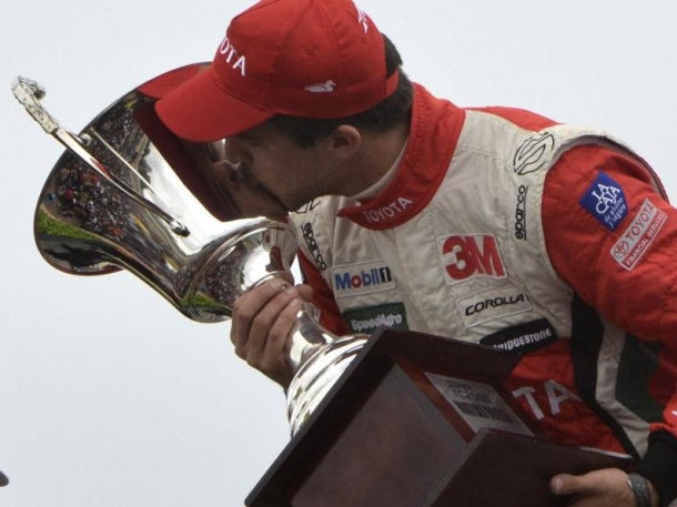 Rossi besa su nueva copa de campeón. (foto PrensaPro)