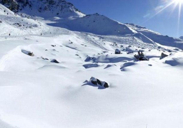 El "Fuera de Pista" donde se golpeó Schumacher. Las piedras a la vista, pero algunas tapadas por la nieve.