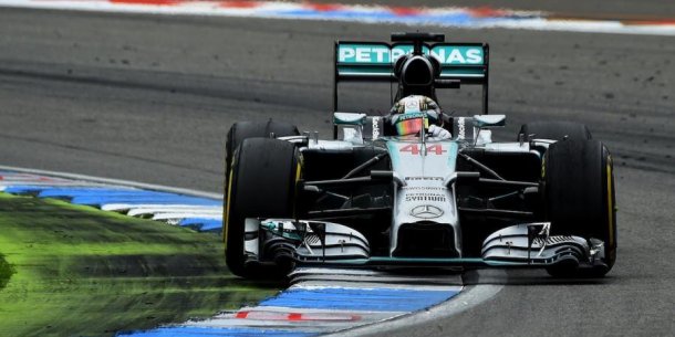 Lewis fue el mejor en el primer y segundo entrenamiento