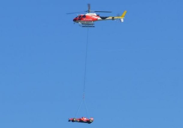 Ferrari traslado uno de sus autos por el aire con un helicóptero. 