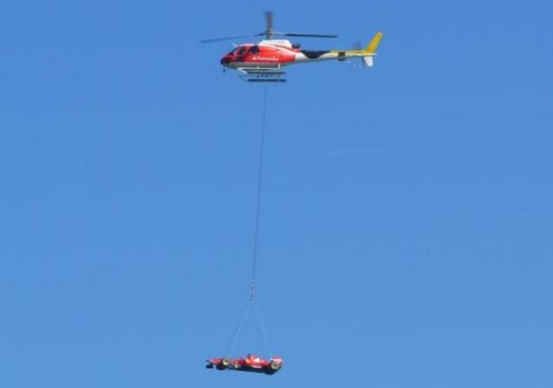 Ferrari traslado uno de sus autos por el aire con un helicóptero.