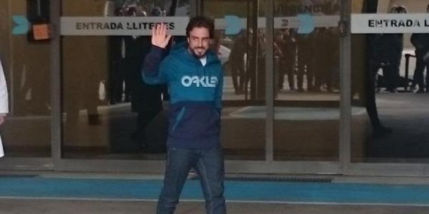 Alonso, a la salida del hospital. (VIA @ALBERTFABREGA)