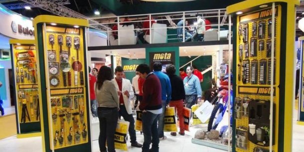 Mota y su stand en "Expoferretera". 