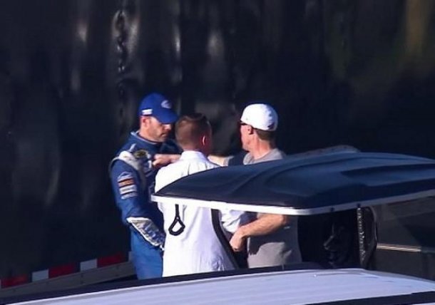 Johnson y Harvick, a los empujones.