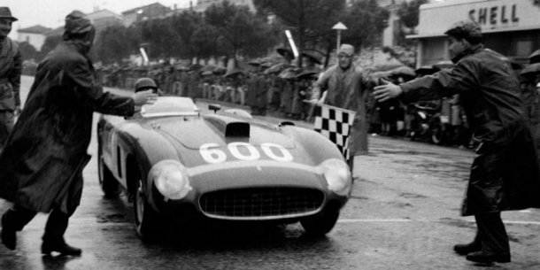 Fangio al volante de la Ferrari.