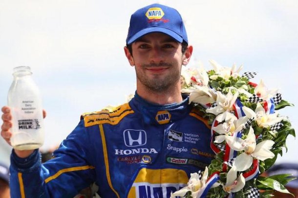 Alexander Rossi y los galardones de su histórico triunfo.