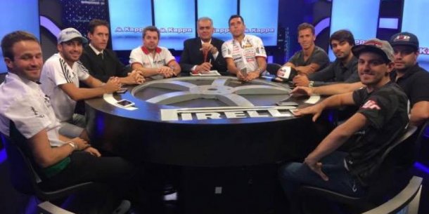 La mesa del programa donde terminan las carreras