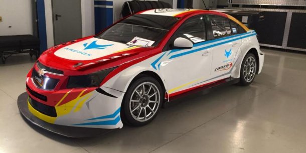 " Una foto de como será mi auto del @CamposRacing en @FIA_WTCC. Lleva los colores de #Argentina y seguiré con el #86. #TeamEG ¿Qué les parece?" Esto puso en su Twitter