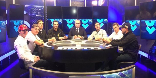 La mesa del programa donde terminan las carreras