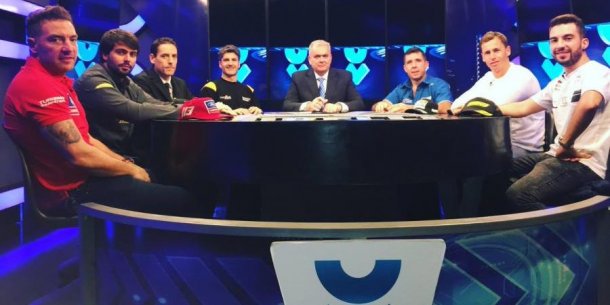 La mesa del programa donde terminan las carreras