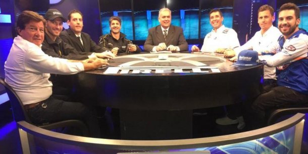 La mesa del programa donde terminan las carreras