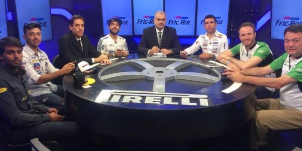 La mesa del programa donde terminan las carreras y el campeón del TC