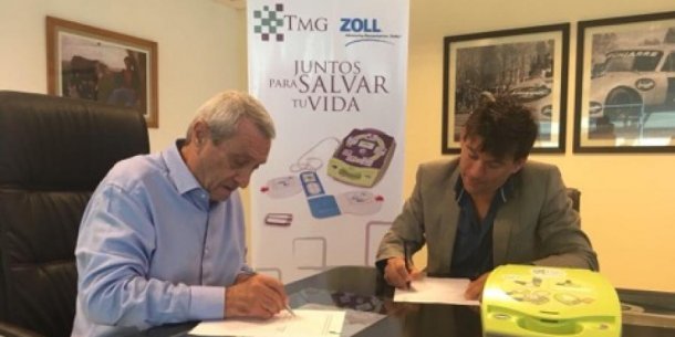 El momento de la firma entre Hugo Mazzacane y Fernando Zylberberg , gerente de marketing de TMG
