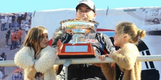 Pernia y sus hijas festejando en Concepcion del Uruguay 