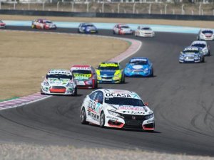 PERNIA ESTIRA LA VENTAJA EN EL CAMPEONATO