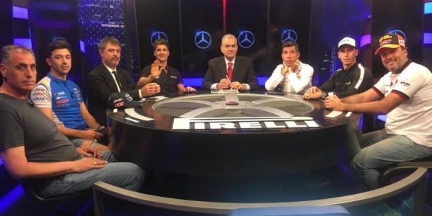 La mesa del programa donde terminan las carreras
