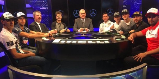 La mesa del programa donde terminan las carreras 