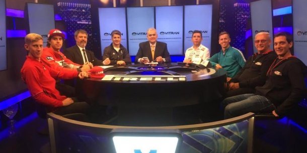 La mesa del programa donde terminan las carreras