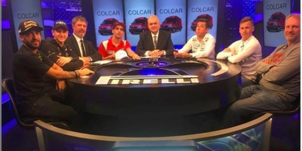 La mesa del programa donde terminan las carreras 