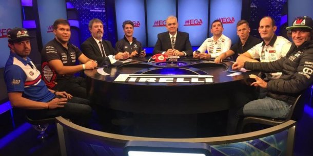 La mesa del programa donde terminan las carreras 