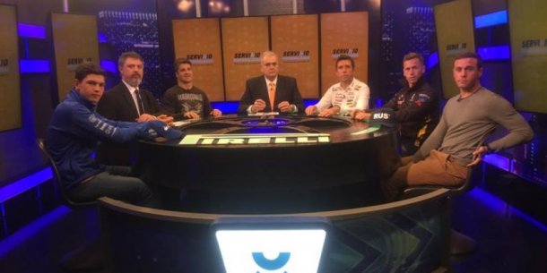 La mesa del programa donde terminan las carreras