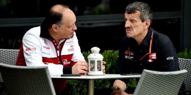 Vasseur, charlando con Steiner (Haas) en Albert Park