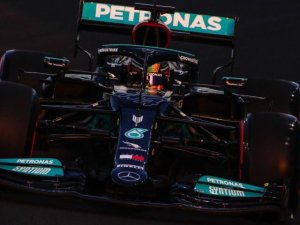 HAMILTON SE LLEVA LA POLE LUEGO DE UN GOLPE VERSTAPPEN