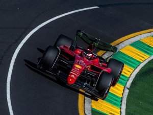 FERRARI LIDERÓ EL DÍA VIERNES EN AUSTRALIA