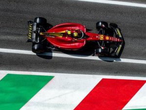 FERRARI LIDERÓ EL DÍA VIERNES EN ITALIA