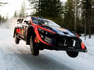 BREEN MATIENE LA PUNTA EN EL RALLY DE SUECIA