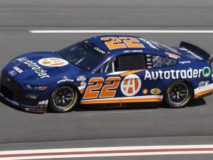 JOEY LOGANO SE QUEDÓ CON LA POLE EN ATLANTA