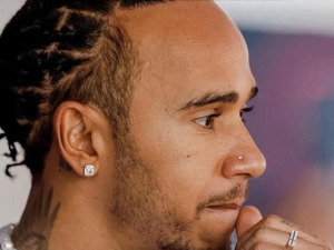 HAMILTON DISCONFORME CON LA DIFERENCIA DE RED BULL 