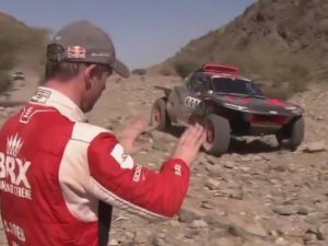 LOEB SE RETRASÓ Y CARLOS SAINZ SE ESCAPÓ EN LA GENERAL 