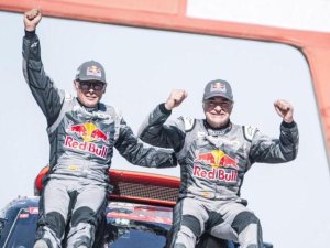 CARLOS SAINZ HACE HISTORIA GANANDO SU CUARTO DAKAR A LOS 61 AÑOS 