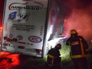 INCENDIO EN EL SEMIRREMOLQUE QUE TRANSPORTABA LOS AUTOS DE TRUCCO E IMPIOMBATO