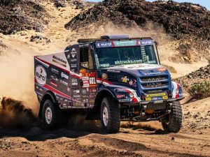 MITCHEL VAN DEN BRINK SE ESCAPA EN LOS CAMIONES 