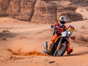 LUCIANO BENAVIDES FINALIZO P7 EN LA ETAPA CUATRO DE MOTOS
