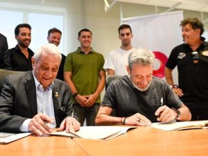 FIRMA DE CONTRATO ENTRE ACTC Y CANAL 9