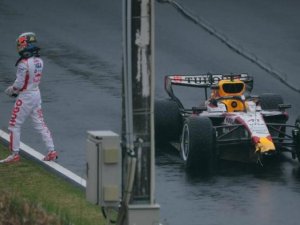 ARVID LINDBLAD CHOCO DURANTE UN TEST DE NEUMATICOS EN SUZUKA